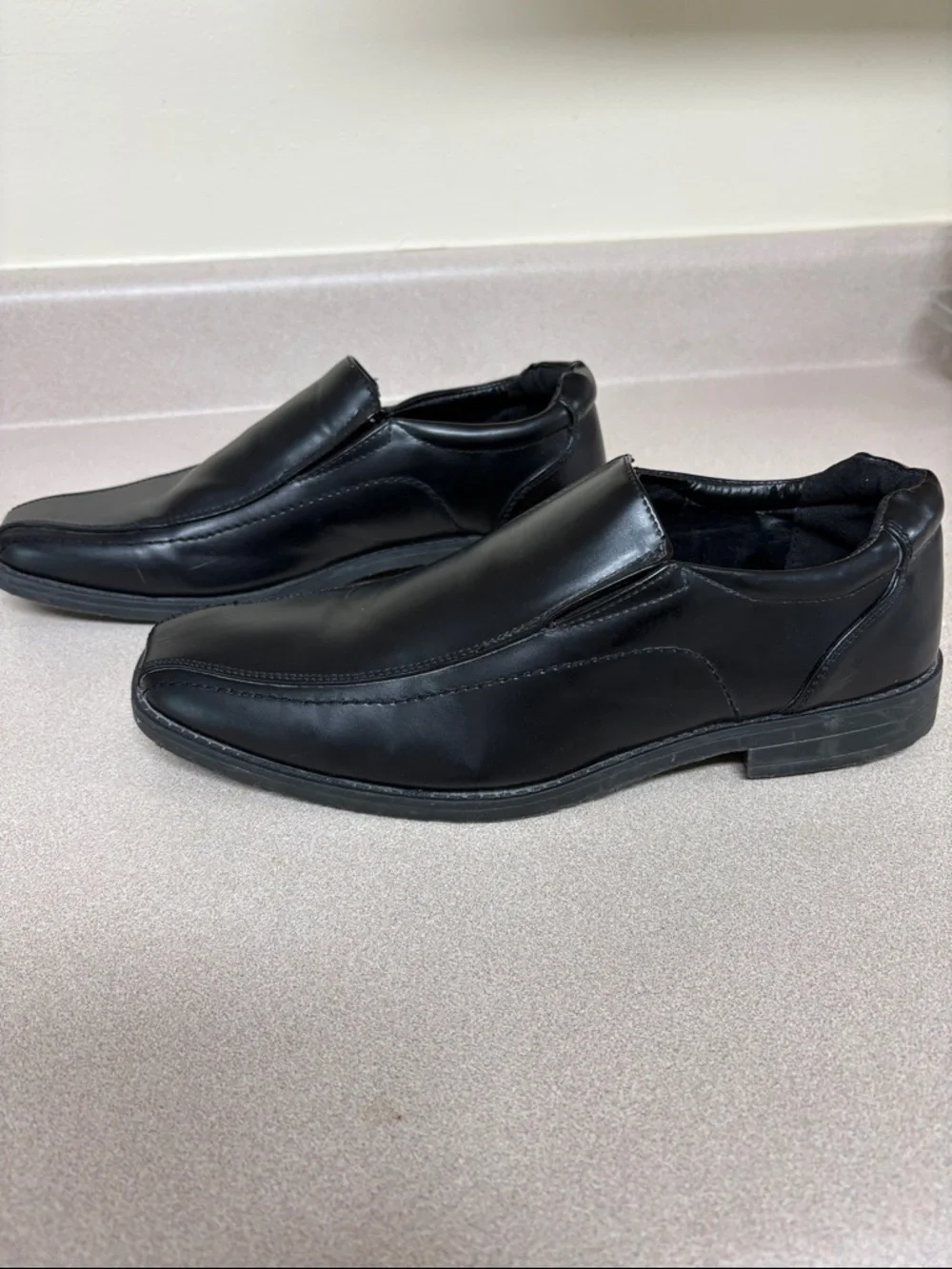 Robert Stonewood Men’s Black Slip-On Dress Shoes size 8?